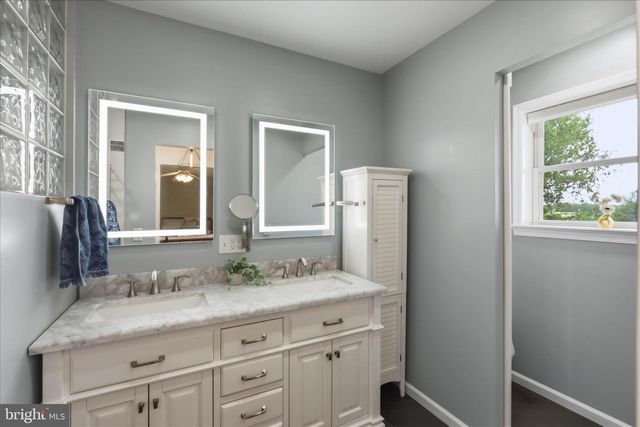 96 N HERSHEY AVE, Leola, PA 17540