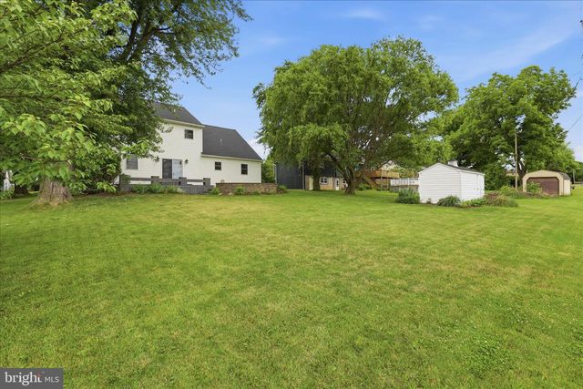 96 N HERSHEY AVE, Leola, PA 17540