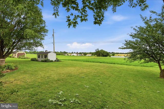 96 N HERSHEY AVE, Leola, PA 17540