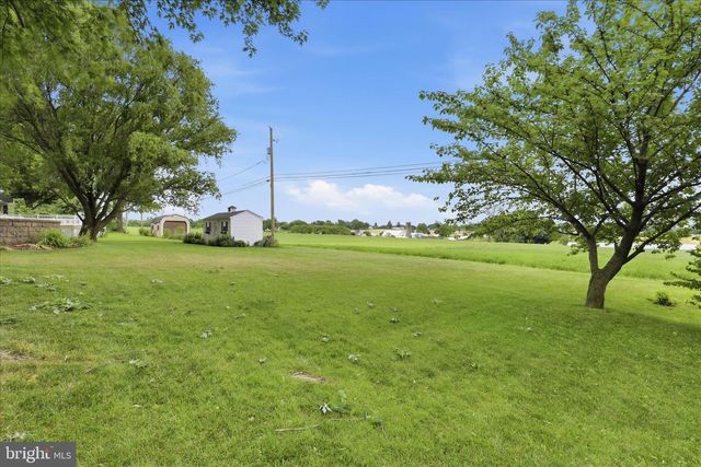96 N HERSHEY AVE, Leola, PA 17540