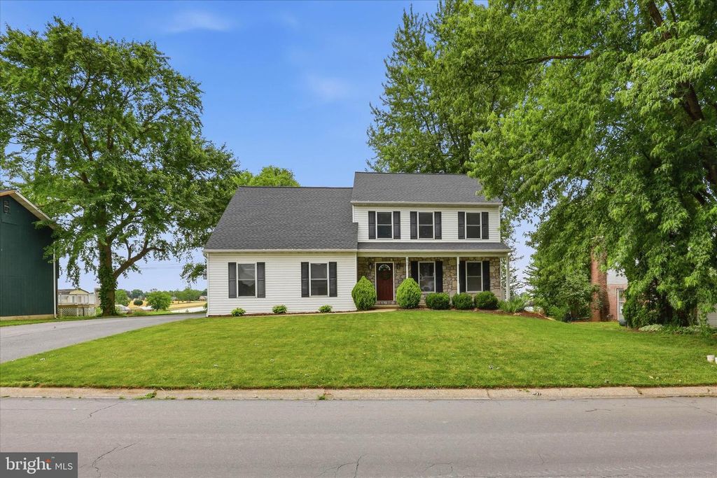 96 N HERSHEY AVE, Leola, PA 17540