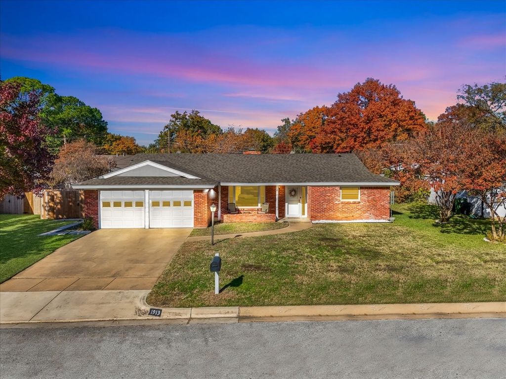 1913 Yucca Trail, Hurst, TX 76054