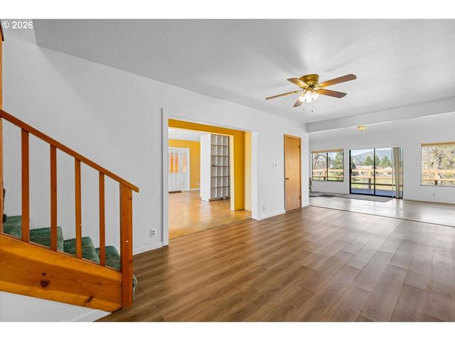 1300 DAISY Ln, Grants Pass, OR 97527