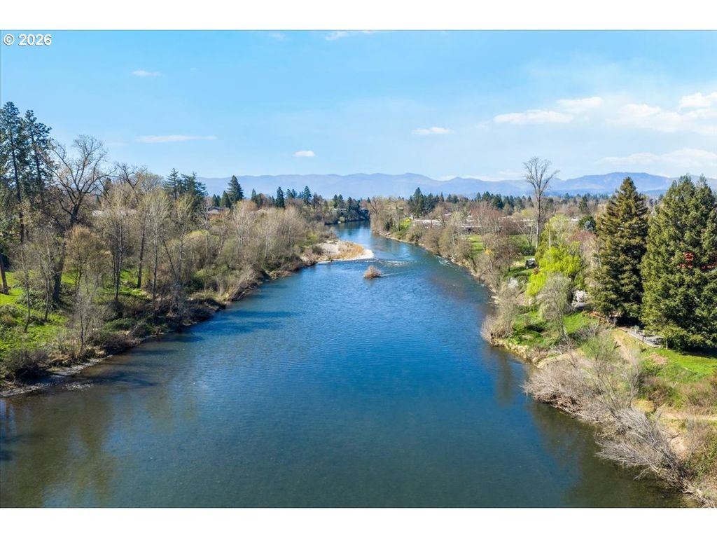 1300 DAISY Ln, Grants Pass, OR 97527