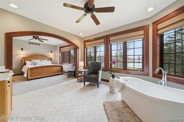 4529 Shoreview Lane, Whitmore Lake, MI 48189