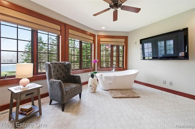 4529 Shoreview Lane, Whitmore Lake, MI 48189
