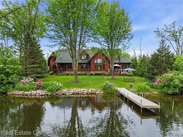 4529 Shoreview Lane, Whitmore Lake, MI 48189
