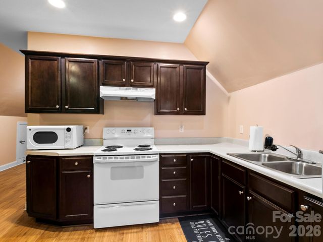 28 Chapel Park Road, Asheville, NC 28803