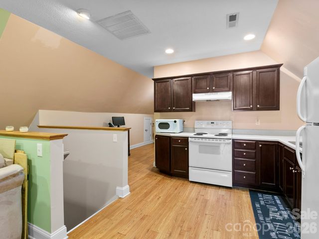 28 Chapel Park Road, Asheville, NC 28803