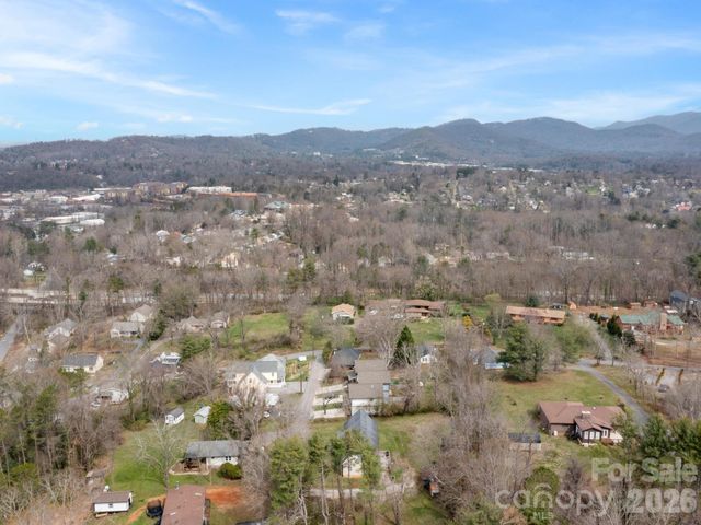 28 Chapel Park Road, Asheville, NC 28803