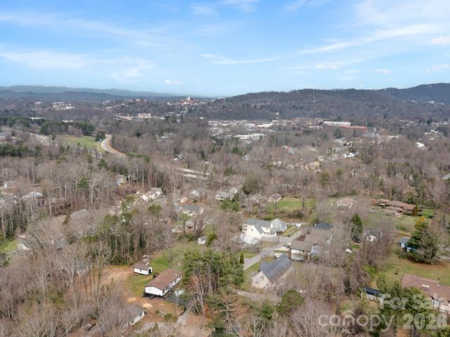 28 Chapel Park Road, Asheville, NC 28803