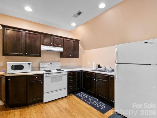 28 Chapel Park Road, Asheville, NC 28803