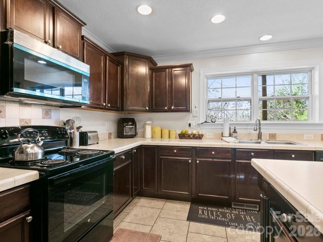 28 Chapel Park Road, Asheville, NC 28803