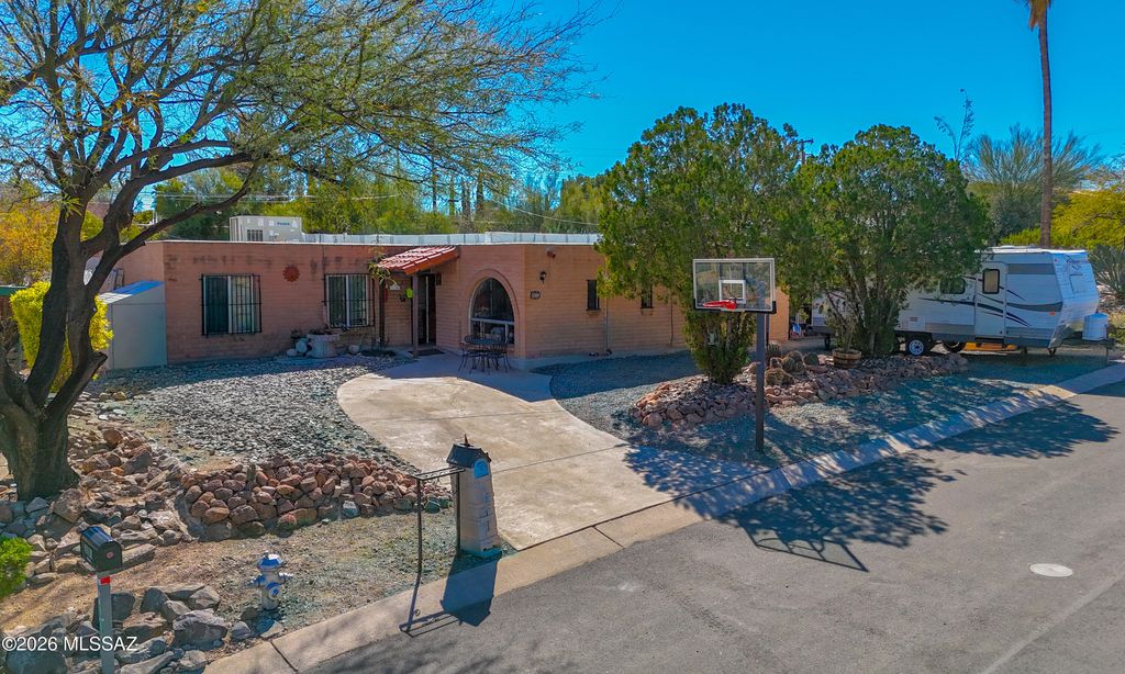 2209 W Window Rock Drive, Tucson, AZ 85745
