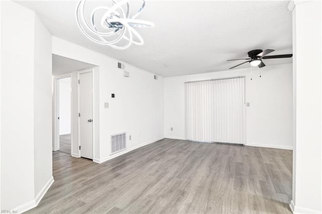 149 Windsor Castle Dr Apt E, Newport News, VA 23608