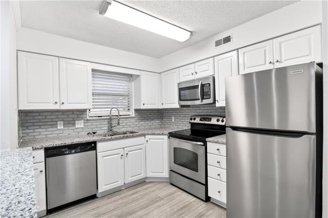 149 Windsor Castle Dr Apt E, Newport News, VA 23608