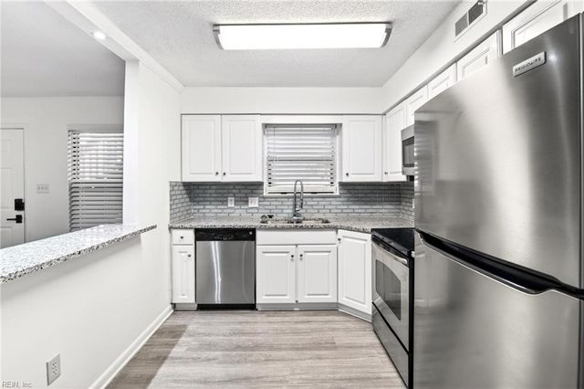 149 Windsor Castle Dr Apt E, Newport News, VA 23608