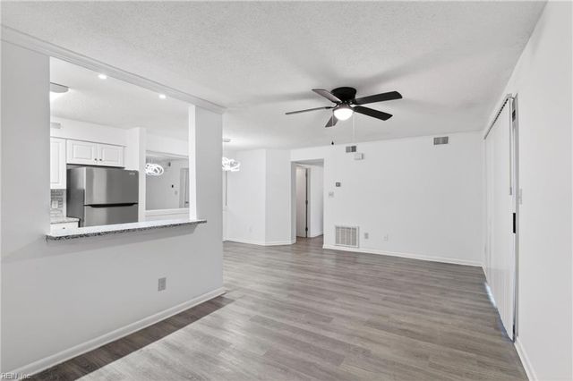 149 Windsor Castle Dr Apt E, Newport News, VA 23608
