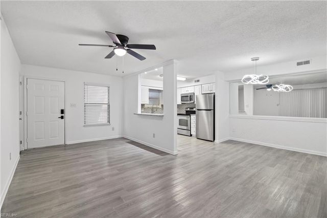 149 Windsor Castle Dr Apt E, Newport News, VA 23608