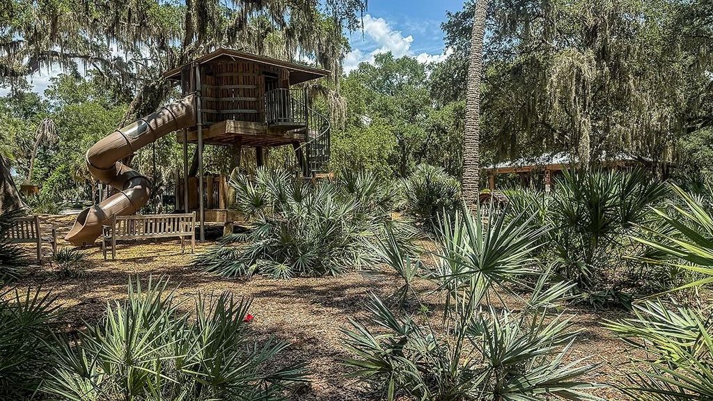 Image 20 of property listing at 7631 WATERSCAPE DRIVE, Groveland, FL 34736