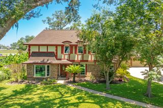 304 Arrowwood Street, Lake Jackson, TX 77566