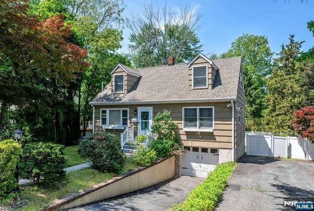 17 Canterbury Road, Ringwood, NJ 07456