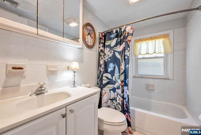 17 Canterbury Road, Ringwood, NJ 07456