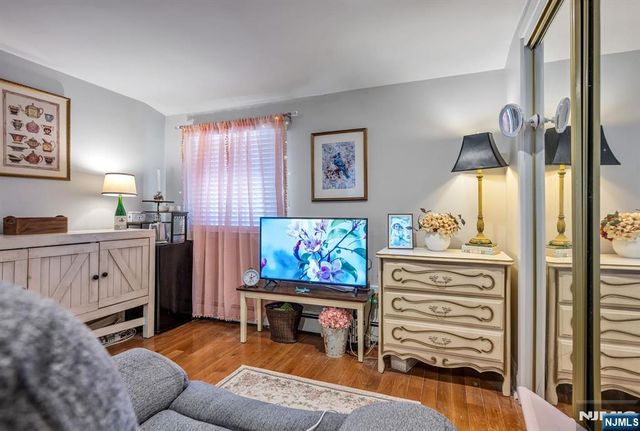 17 Canterbury Road, Ringwood, NJ 07456