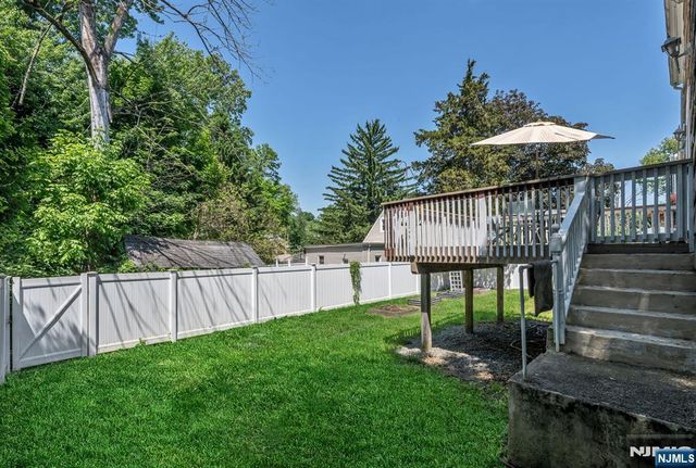 17 Canterbury Road, Ringwood, NJ 07456