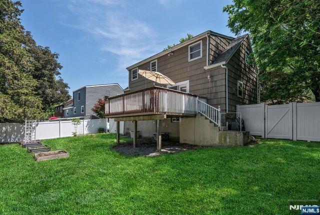 17 Canterbury Road, Ringwood, NJ 07456