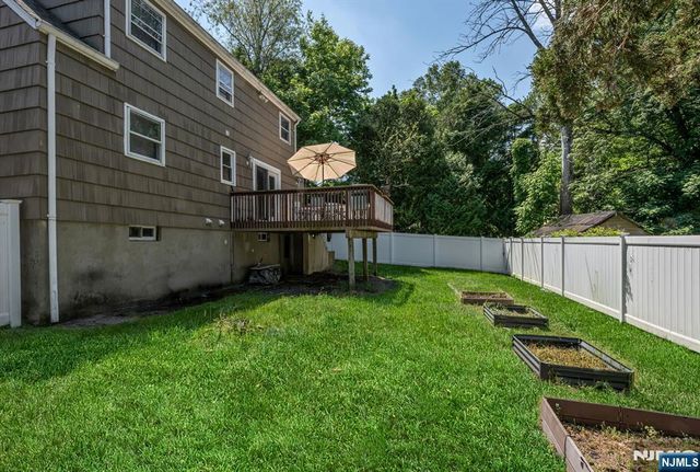 17 Canterbury Road, Ringwood, NJ 07456