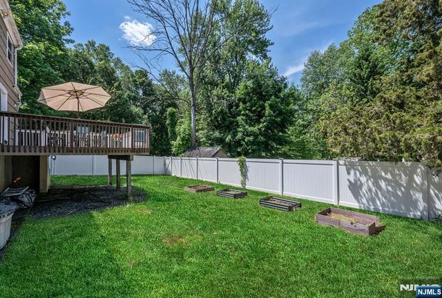 17 Canterbury Road, Ringwood, NJ 07456