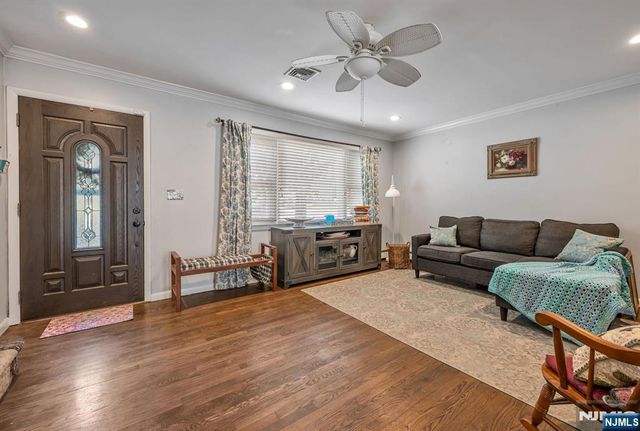 17 Canterbury Road, Ringwood, NJ 07456