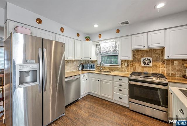 17 Canterbury Road, Ringwood, NJ 07456