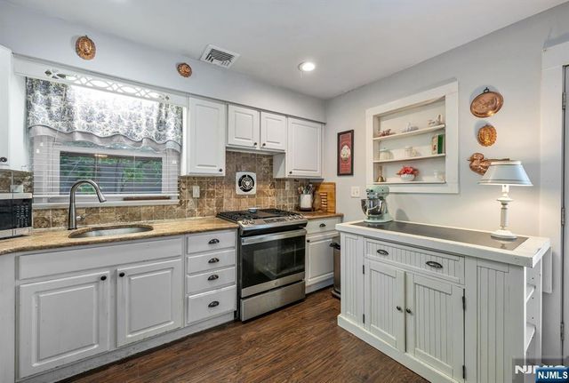 17 Canterbury Road, Ringwood, NJ 07456