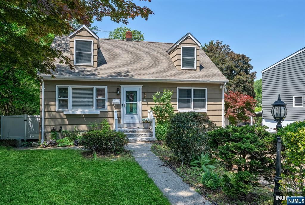 17 Canterbury Road, Ringwood, NJ 07456