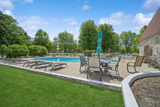 5200 Carriageway Drive 214, Rolling Meadows, IL 60008