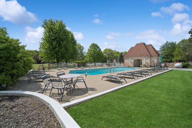 5200 Carriageway Drive 214, Rolling Meadows, IL 60008