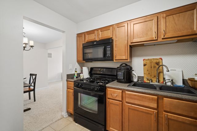 5200 Carriageway Drive 214, Rolling Meadows, IL 60008