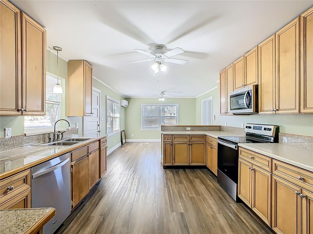 Image 16 of property listing at 304 E MAIN STREET, Bowling Green, FL 33834