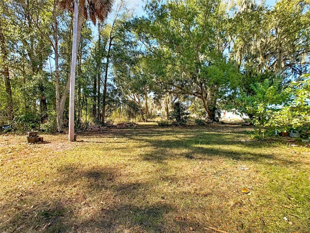 Image 4 of property listing at 304 E MAIN STREET, Bowling Green, FL 33834