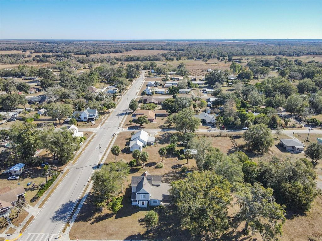 Image 6 of property listing at 304 E MAIN STREET, Bowling Green, FL 33834