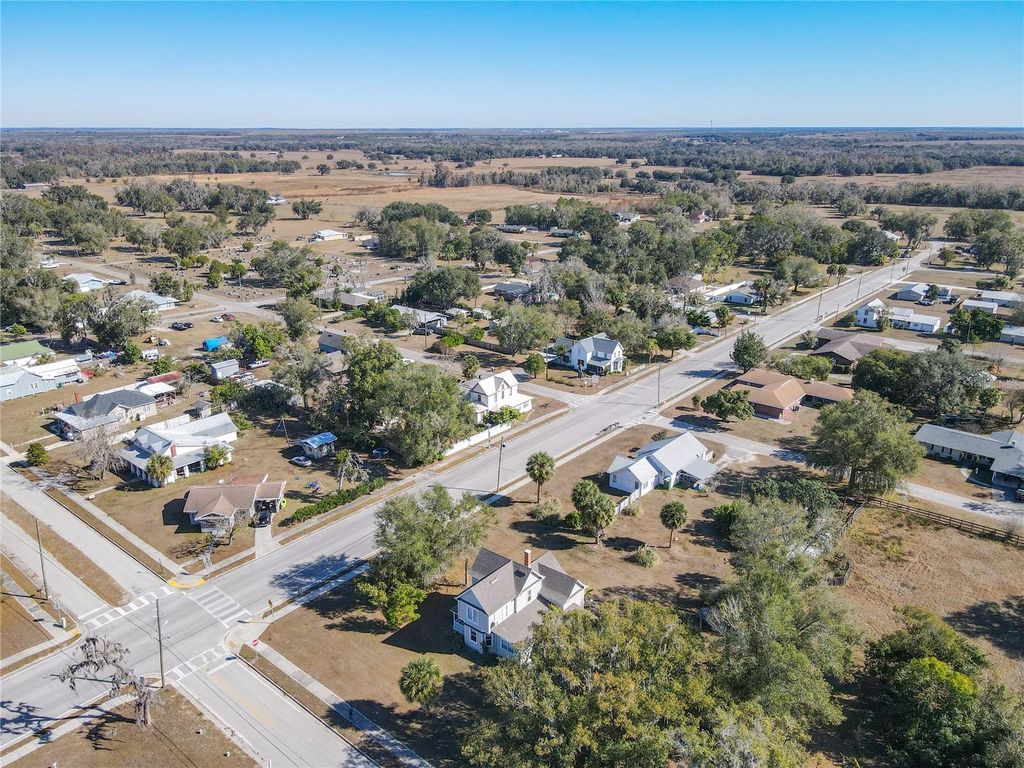 Image 7 of property listing at 304 E MAIN STREET, Bowling Green, FL 33834