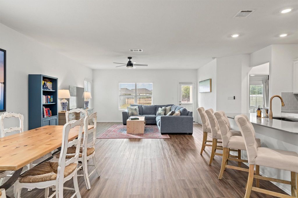 424 Wolf Springs RD, Georgetown, TX 78628