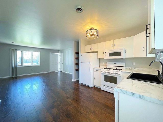 136-140 Meadows Circle, Crown Point, IN 46307