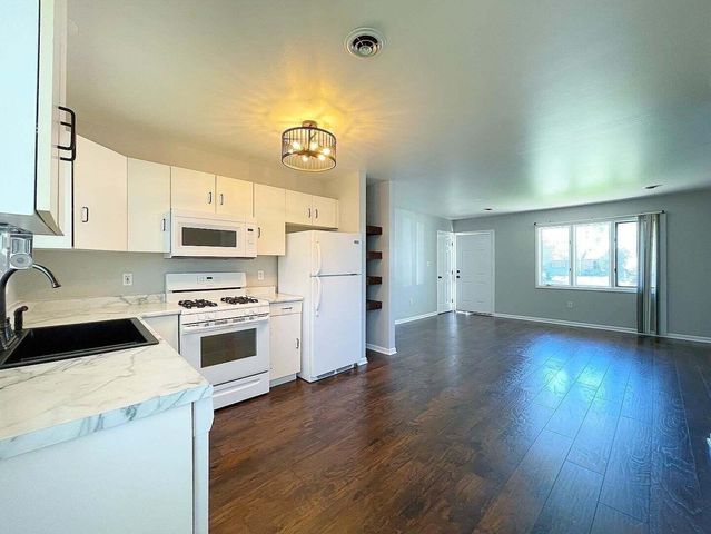 136-140 Meadows Circle, Crown Point, IN 46307