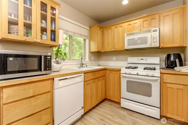 9506 10th Street E, Tacoma, WA 98445
