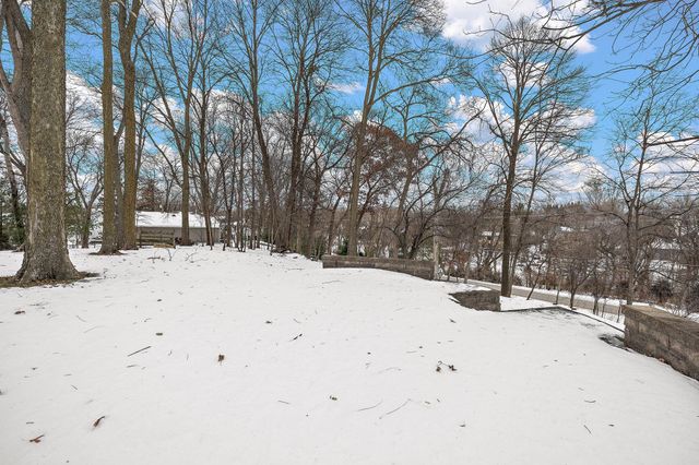 402 25th Street SW, Rochester, MN 55902