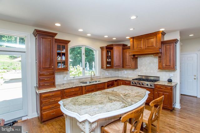 5584 LOWER MOUNTAIN RD, New Hope, PA 18938