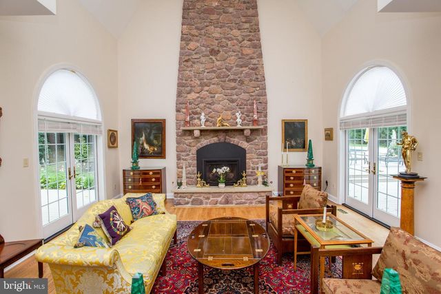 5584 LOWER MOUNTAIN RD, New Hope, PA 18938